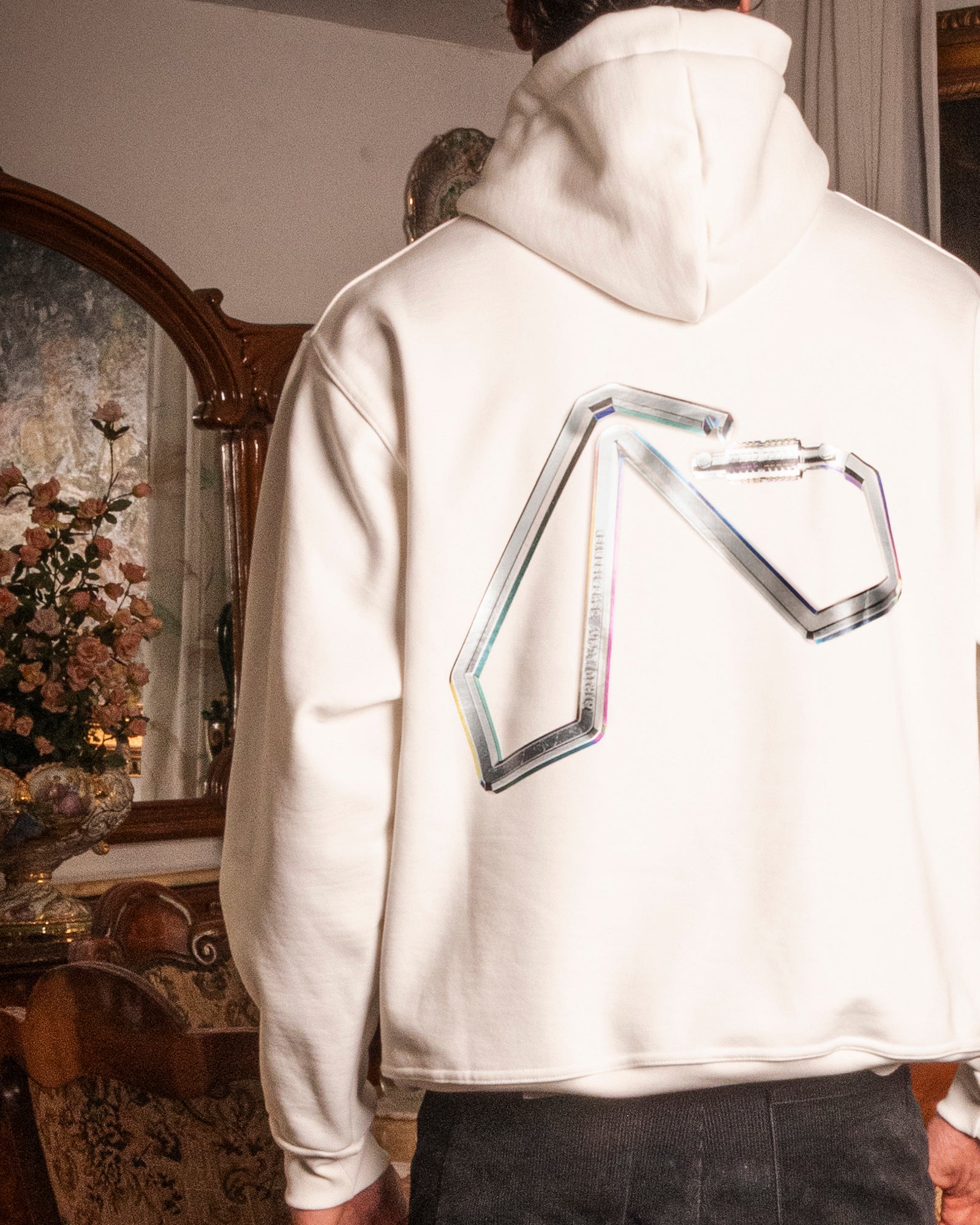 Felpa bianca con Cappuccio "Candy & Carabiner"